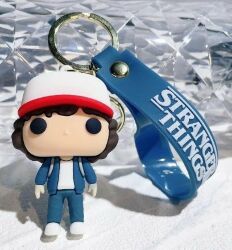 Брелок підвіска на рюкзак Stranger Things Dustin 3D Keychain Дуже дивні справи Дастін